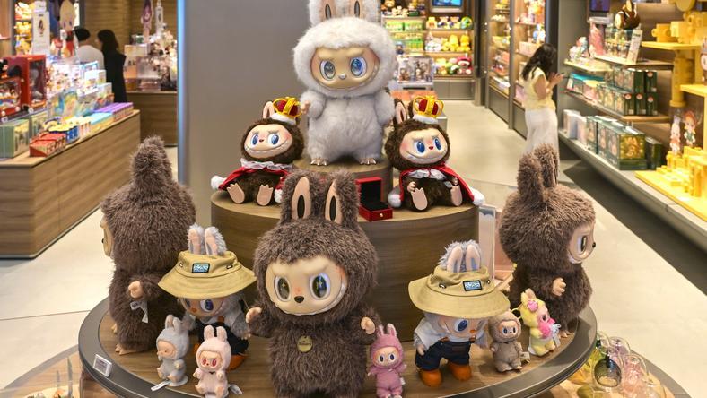 Labubu二手价“腰斩”?泡泡玛特突袭补货,黄牛崩溃直呼“拒收”